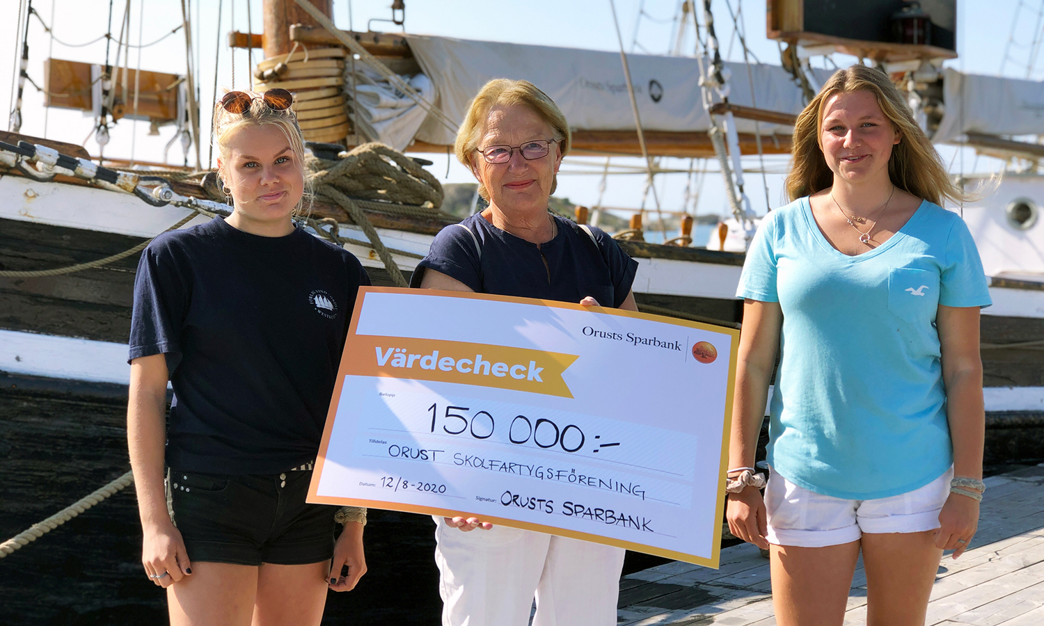 Tova Wendin,Ann-Margreth Rydén och Lina Wendin, T/S Westkust med check från föreningsstödet Levande Orust.