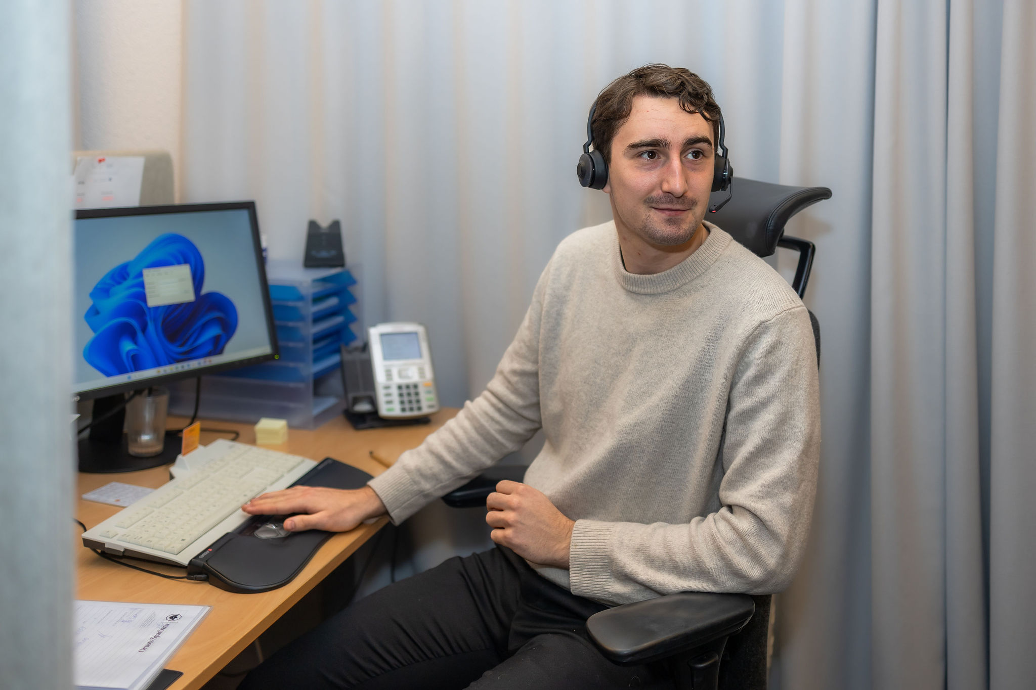 Människor möts på banken