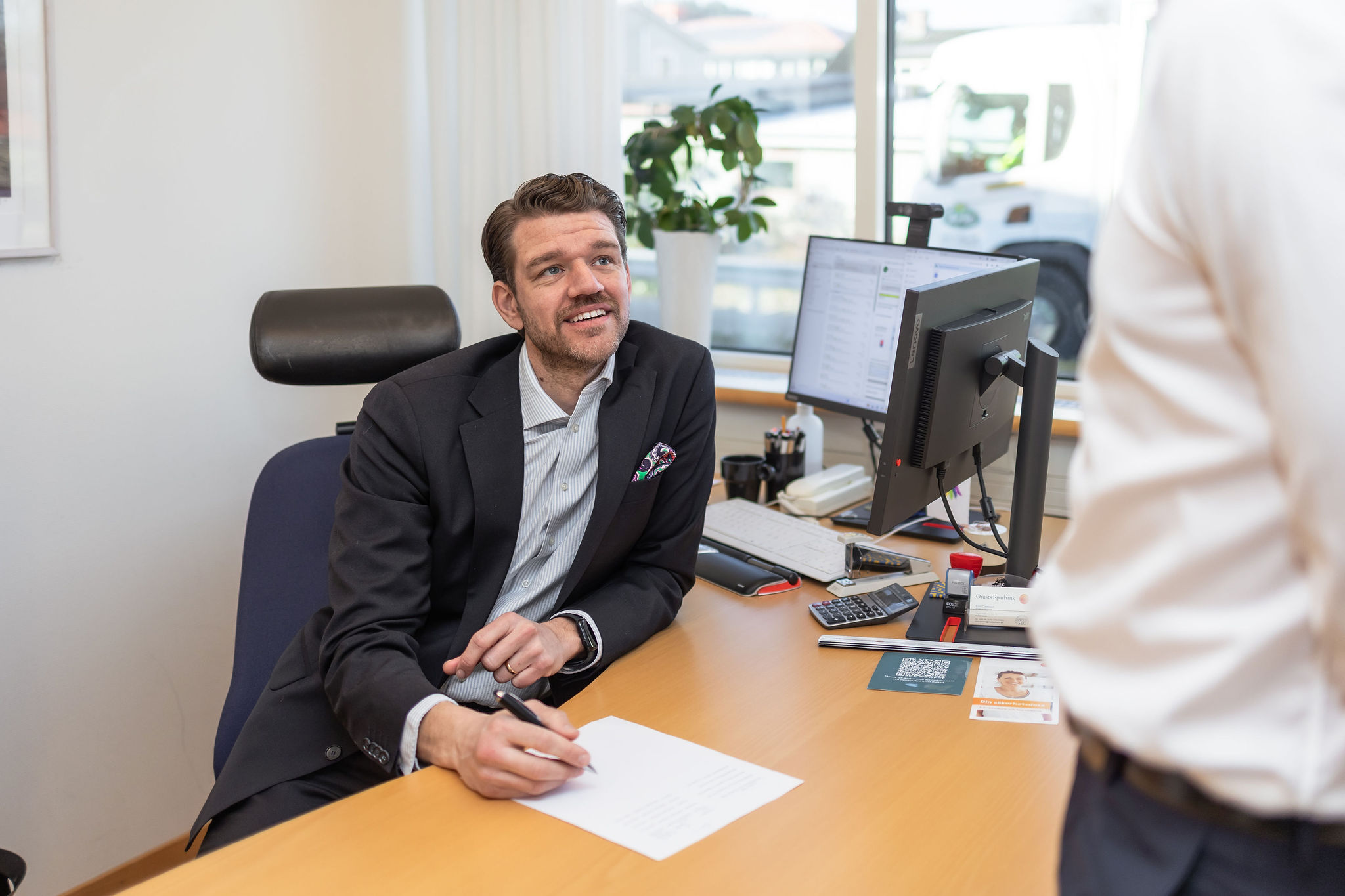 Människor möts på banken