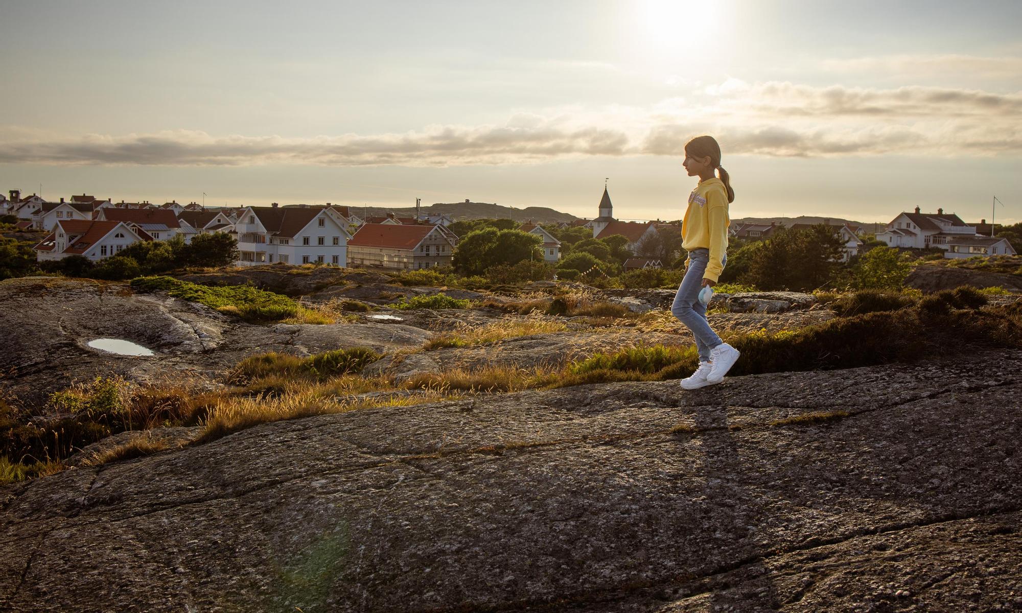 Barn går på klipporna