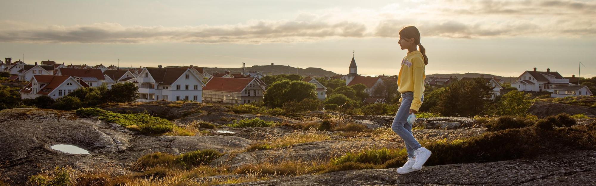 Barn går på klipporna