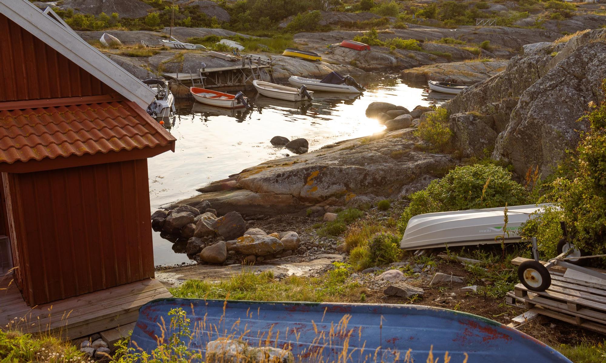 En sommarkväll vid vattnet, med båtar och sjöbodar
