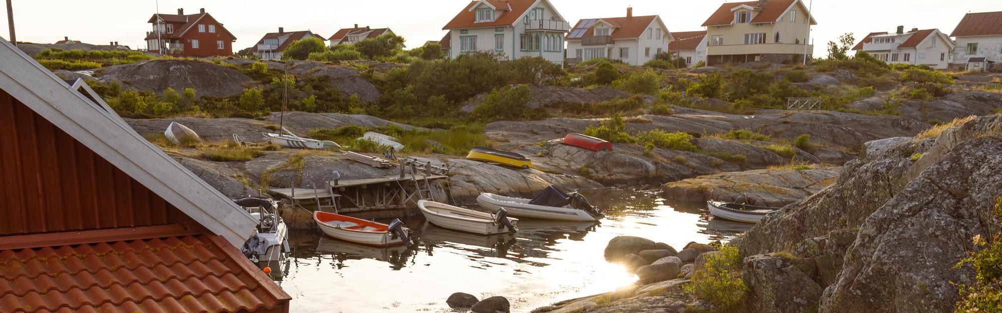 En sommarkväll vid vattnet, med båtar och sjöbodar