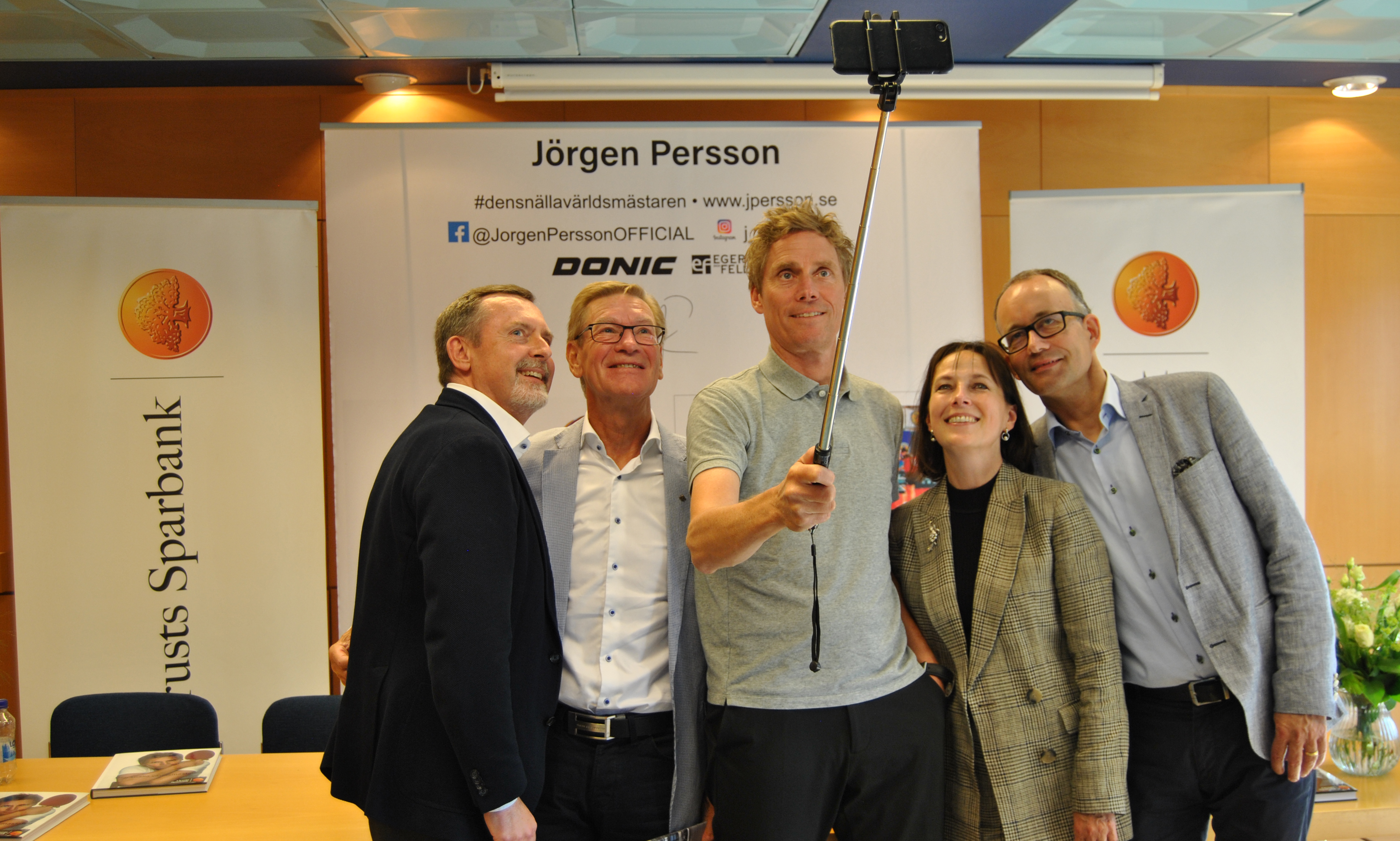 Jörgen Persson tar selfie med författarna och bankens ledning.