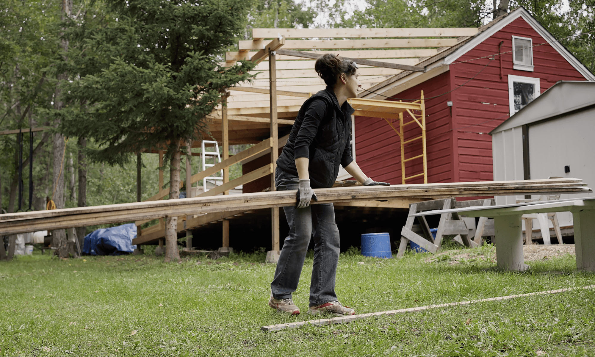 Kvinna bygger veranda